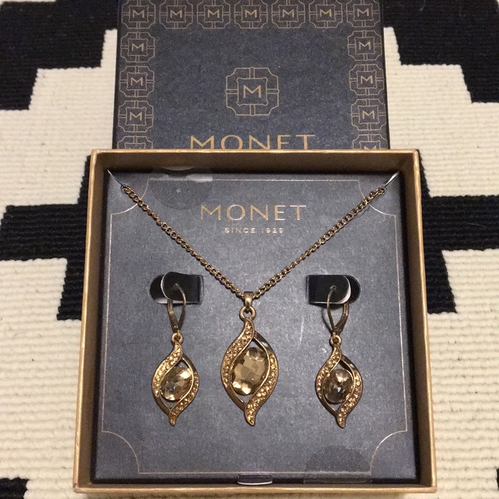 Monet Necklace Earrings Gift Set